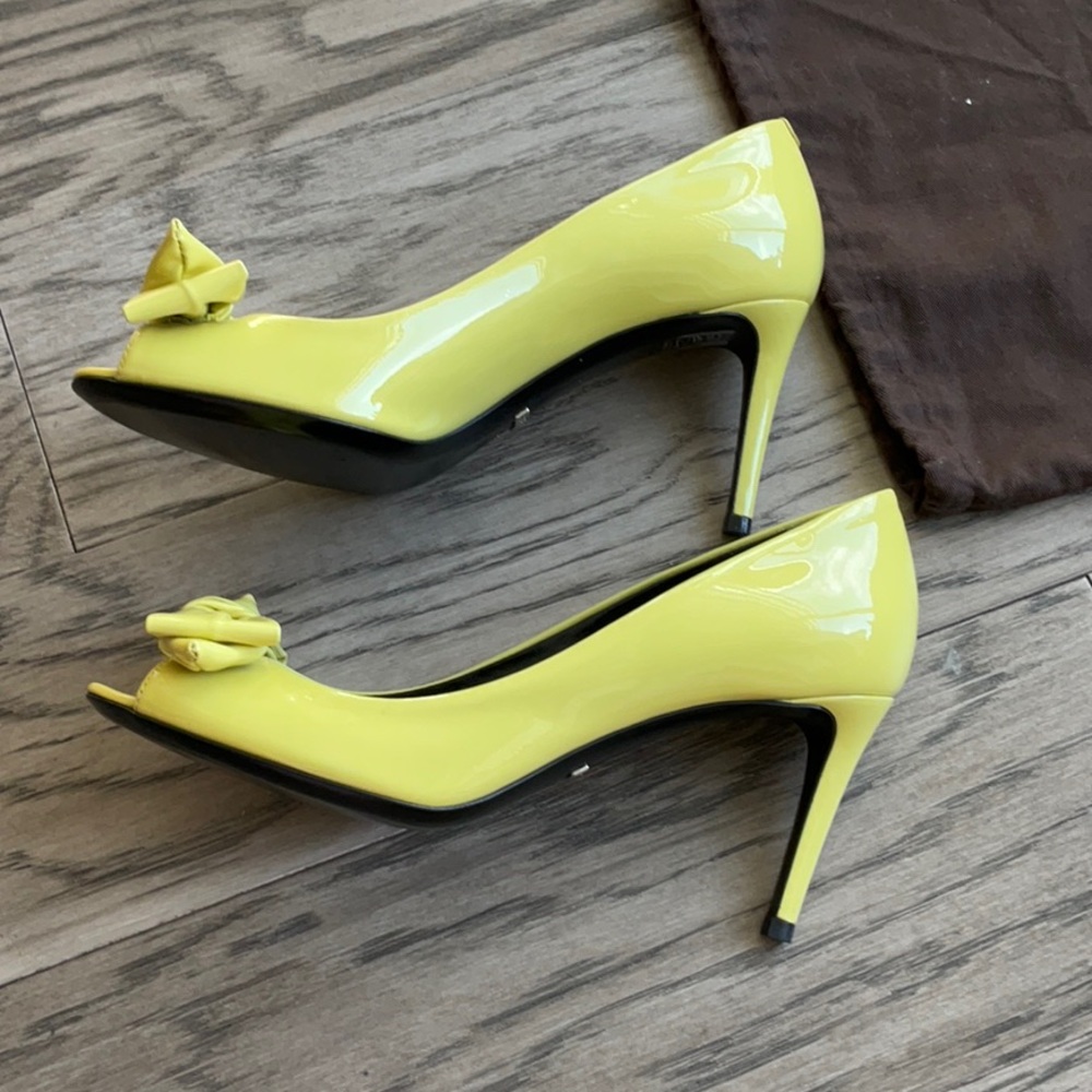 Gucci Clodine Yellow Patent Leather Bow Peep-Toe Pump Size 37.5 Party Statement - Picture 5 of 15